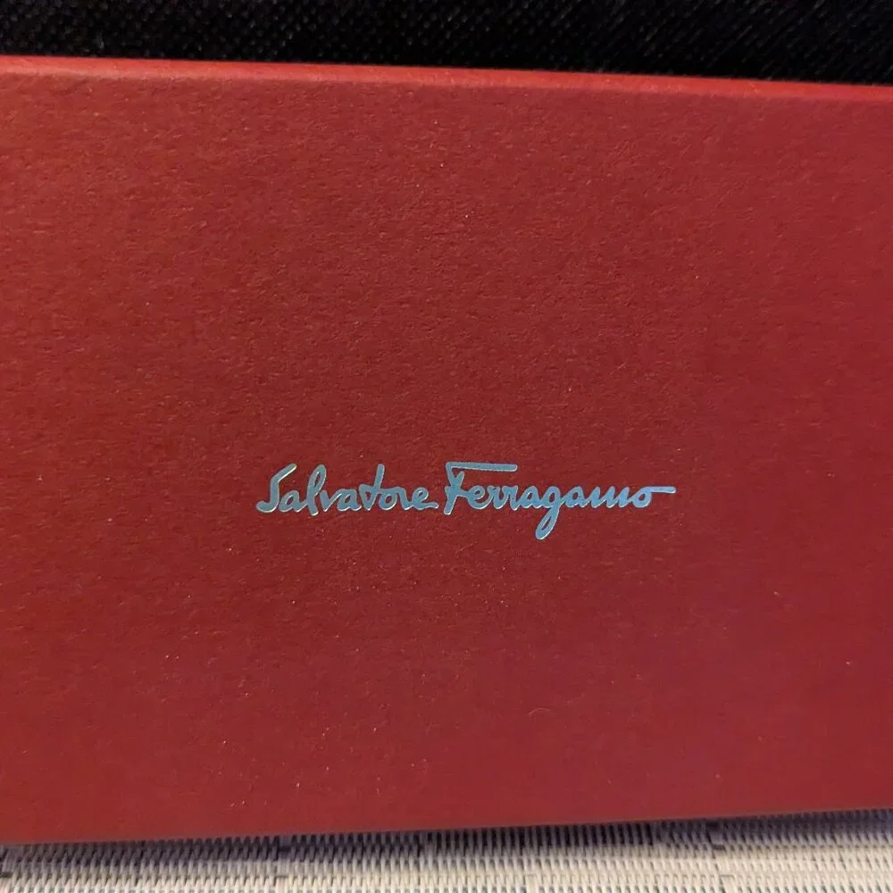 BRAND NEW!! SALVATORE FERRAGAMO GANCINO CREDIT CARD HOLDERALLET SLIM